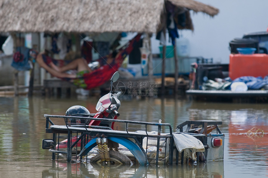 泰国洪水淹没的摩托车图片