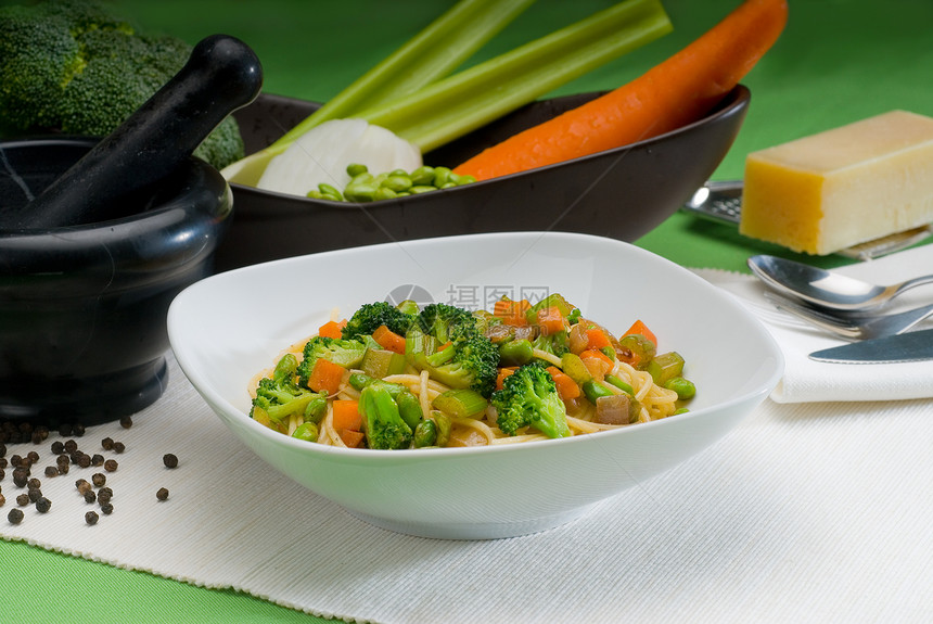 蔬菜意大利面a胡椒草本植物食物烹饪芹菜小麦洋葱盘子营养菜单图片