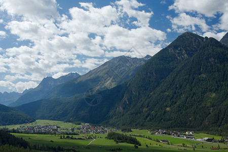 阿尔卑斯山土地树木旅行天空森林松树环境风景假期场景高清图片