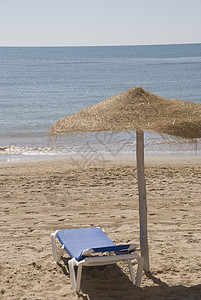 海滩椅子蓝色海岸背景图片