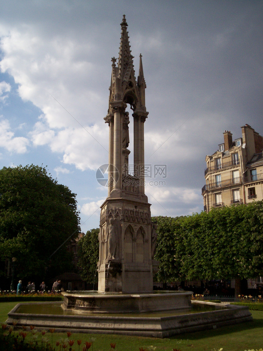 法国巴黎Norre-Dame大教堂附近的哥特喷泉图片