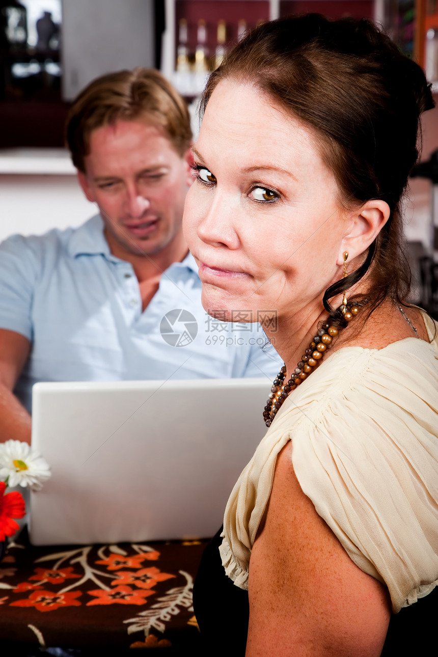 男人用笔记本电脑无视在咖啡馆的约会女士成人餐厅咖啡店挫折夫妻小酒馆互联网图片