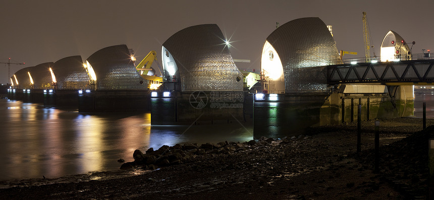 夜间全景的泰晤士堡港区旅行洪水城市起重机屏障旅游建筑学障碍防洪图片