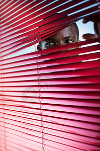 红百叶窗好奇心红色隐藏中年人选择性焦点眼睛间谍百叶窗窗户背景图片
