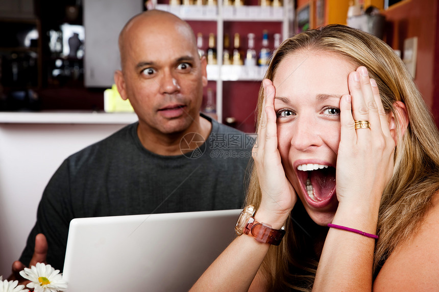 男子与男子在笔记本电脑上的无聊妇女心事互联网成人女士咖啡店挫折夫妻餐厅小酒馆图片