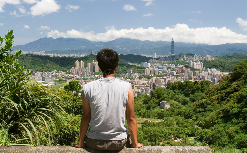 美丽的城市风景 有男人坐在远处观望交通城市首都戏剧性场景蓝色市中心公寓财产手表图片