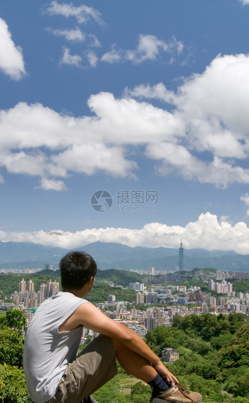美丽的城市风景 有男人坐在远处观望交通首都手表建筑戏剧性市中心摩天大楼街道天空财产图片