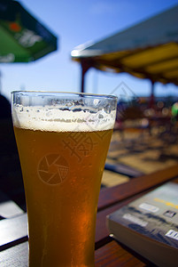 啤酒杯泡沫木头豪饮派对金子酒馆生活啤酒桌子俱乐部背景图片