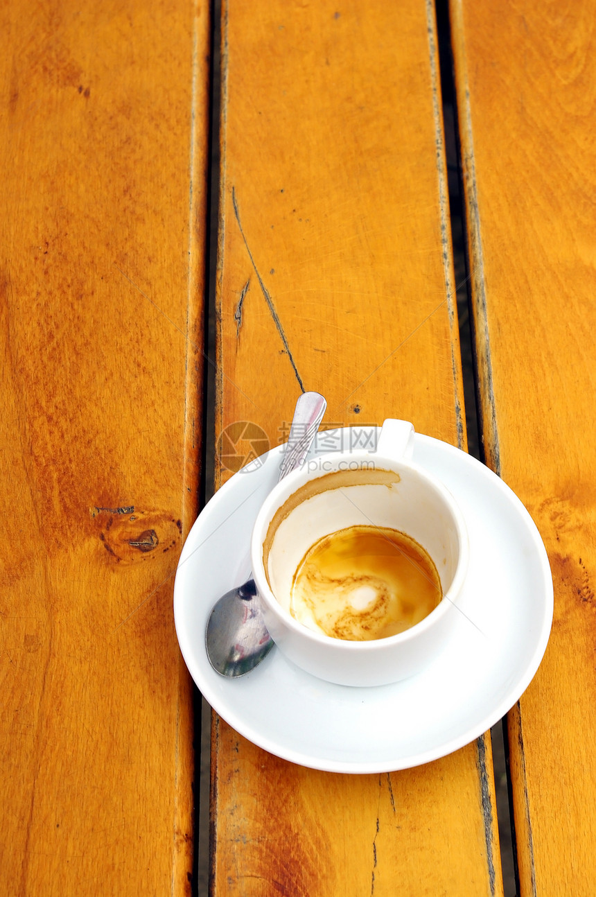 杯子咖啡木头勺子餐厅桌子白色图片