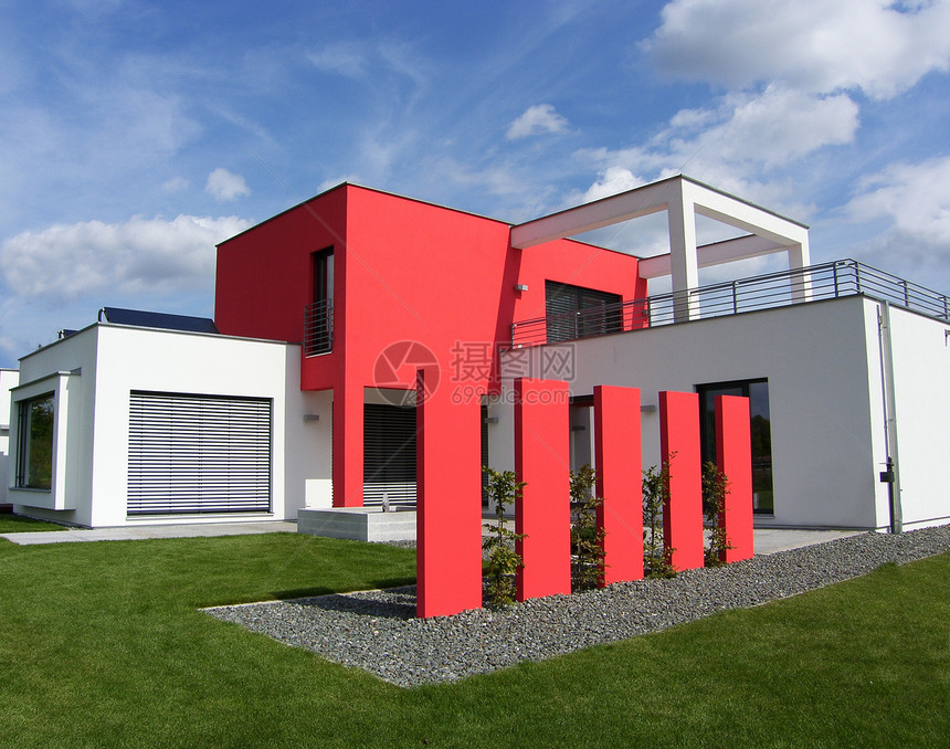 新的美丽的小公寓  红色和白色院子房子建筑学草地园林阳台花园财产住宅平房图片