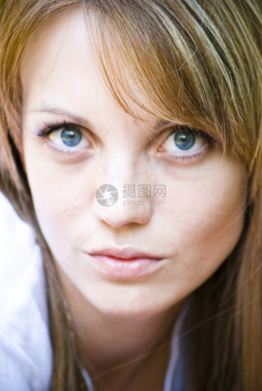 美丽的年轻女士肖像眼睛生活头发皮肤森林树木金发女郎护理喜悦女孩图片