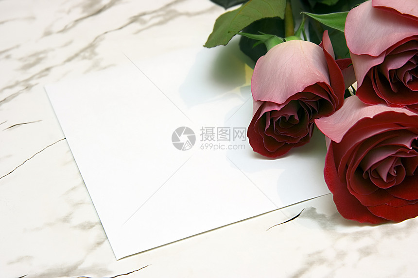 三朵红玫瑰和纸条礼物念日派对装饰庆典桌子生日叶子花瓣卡片图片