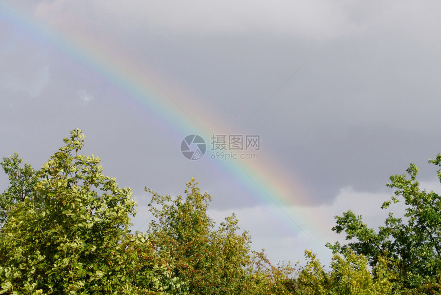 彩虹天空下雨摄影水平图片