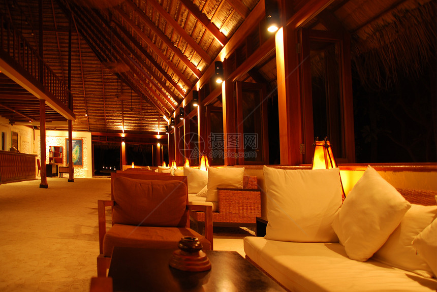 热带岛屿的度假旅馆接待和休息室(夜间)图片