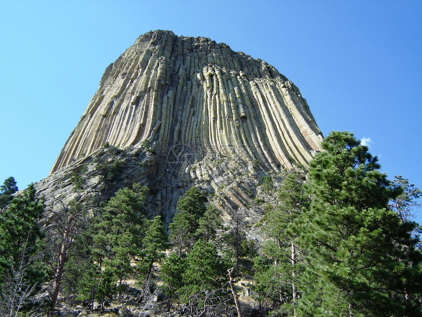 魔鬼塔整体绿色岩石叶子国家恶魔塔蓝色树木天空火山图片