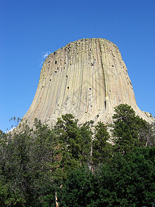 魔鬼塔蓝色纪念碑树木恶魔塔叶子岩石天空火山整体绿色高清图片