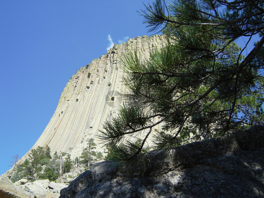 魔鬼塔恶魔塔树木整体国家天空绿色岩石火山蓝色纪念碑图片