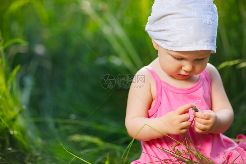 草原上的小女孩女孩婴儿太阳童年公园女性晴天草地季节绿色图片