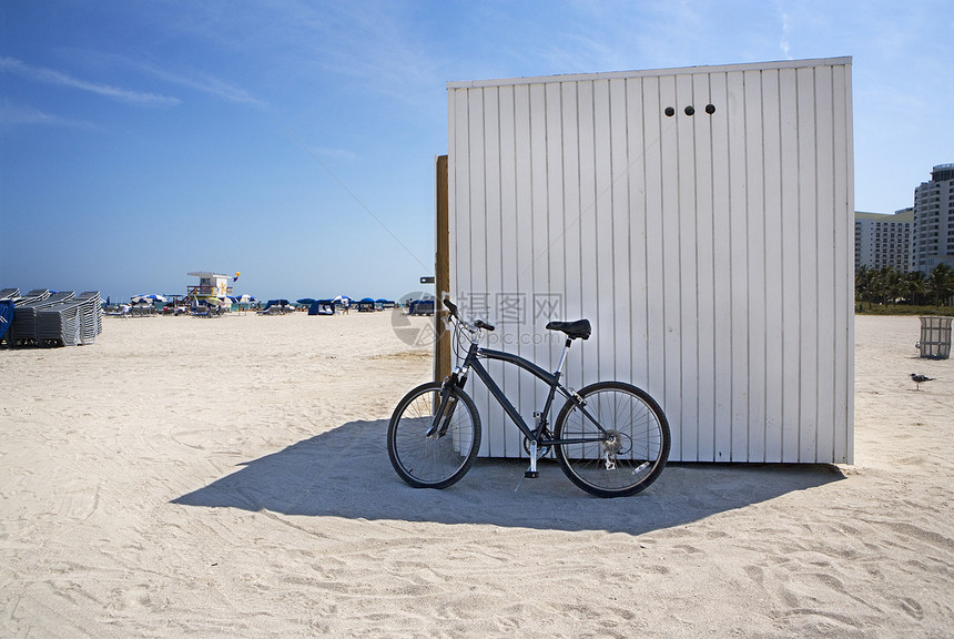 海滩上的自行车财产竞技场建筑棕榈阳台旅行热带吸引力街道艺术图片