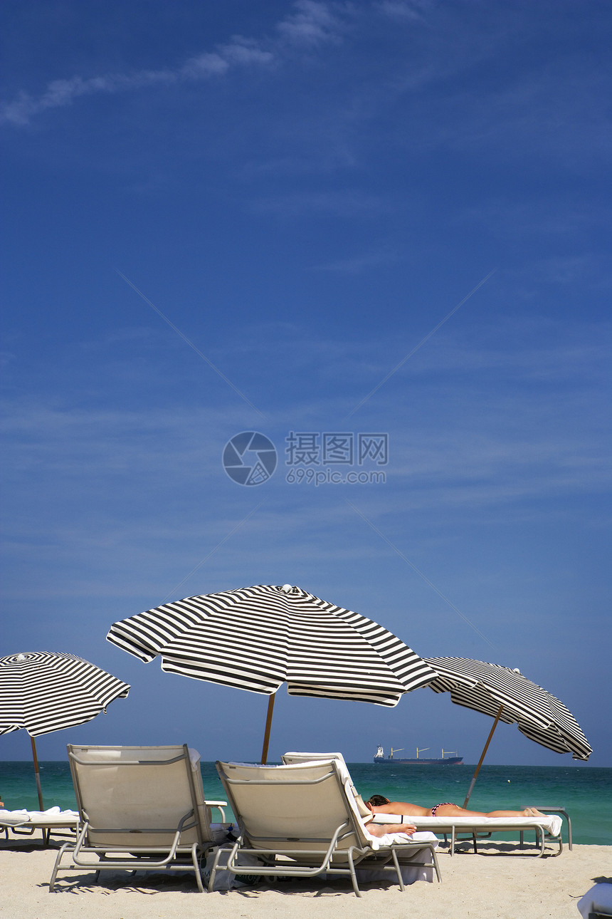 沙沙中的伞商业邻里地标假期海滩酒店游客建筑阳台棕榈图片
