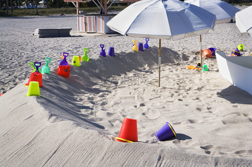 沙沙中的海滩玩具棕榈竞技场商业假期旅行城市邻里吸引力酒店游客图片