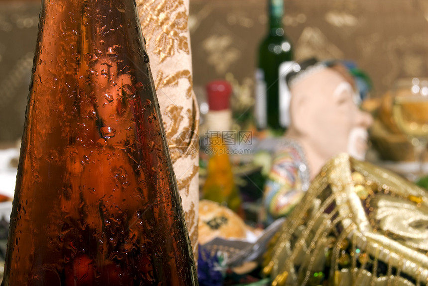 节选表格庆典饮料红色奢华木板餐厅瓶子烹饪享受边帽图片