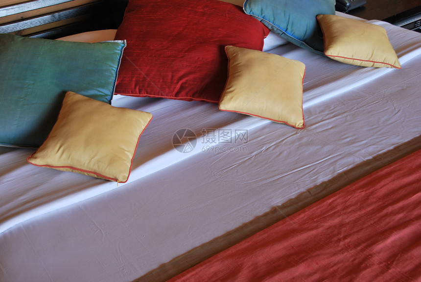 豪华酒店卧室的多彩内部细节装饰木头房间床单红色枕头奢华风格图片