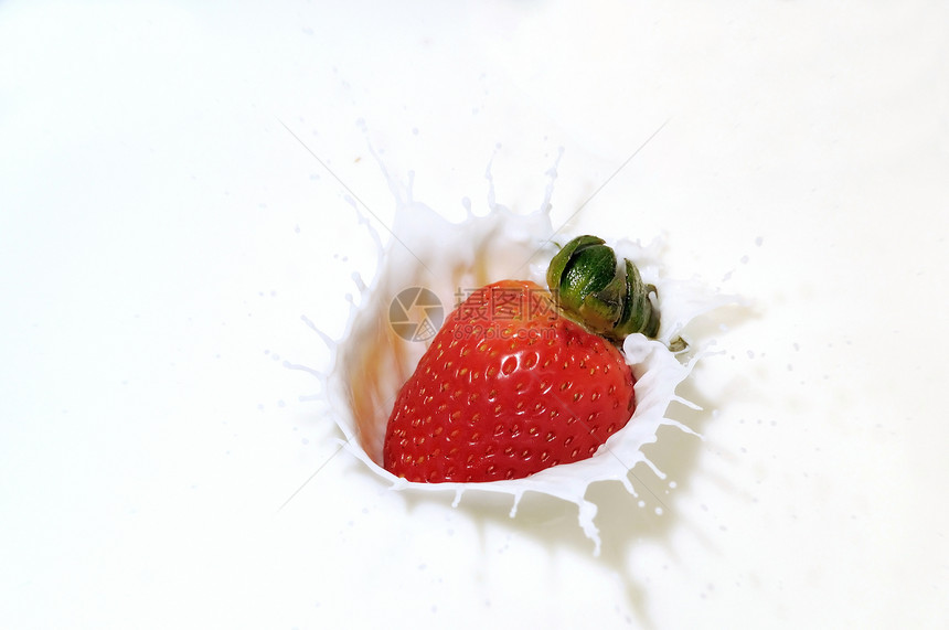 草莓牛奶喷洒烹饪饮食牛奶茶点工作室液体早餐美食小吃海浪图片