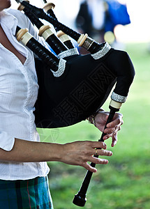 苏格兰氏族苏格兰风笛女性传统音乐吹笛者格子高地国家女士衬衫管道背景