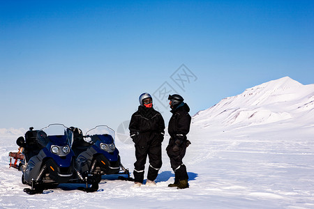 冬季冒险游客女士摩托场景雪地蓝色旅游环境风景滑雪高清图片
