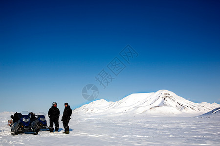雪地巡回游摩托套岛高清图片