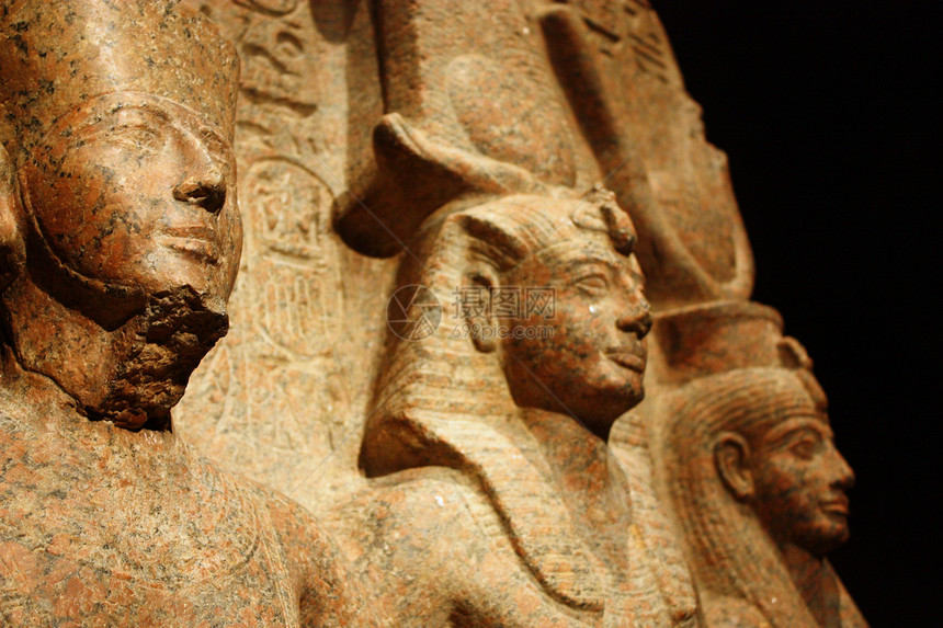 与Amun和Hathor的Ramesses II号 拉梅塞斯第二雕像     Amun很接近图片