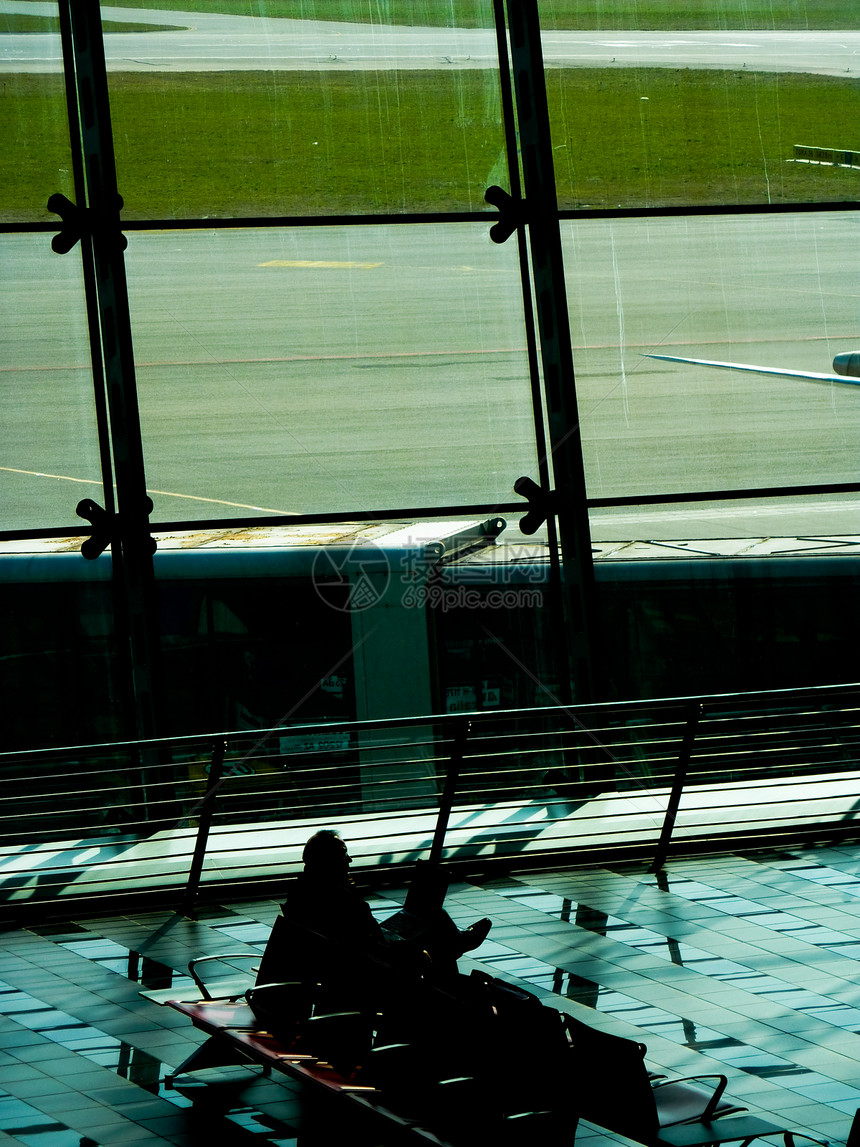 等待机场窗户大车旅行行李人群商业车轮运输安全乘客图片