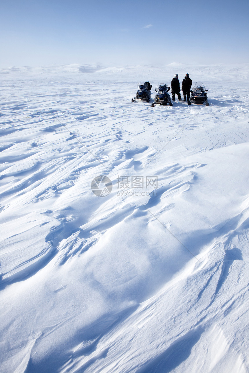 雪机动探雪活动男人旅游场景地形滑雪道风景摩托车旅行荒野女士图片