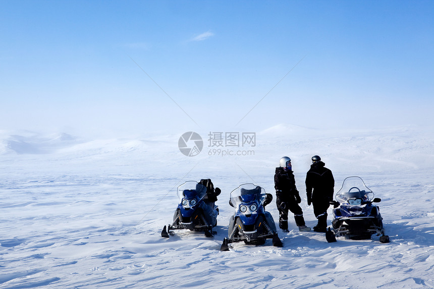 雪机动探雪活动荒野旅行车辆女士男人冒险滑雪道旅游场景摩托车图片