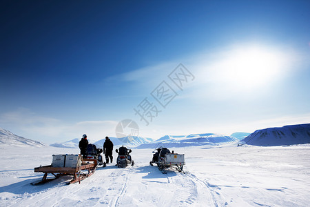 冬季冒险海岸游客蓝色雪地场景男人旅行气候旅游摩托高清图片