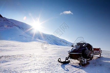雪地摩托车雪地流动滑雪车辆气候蓝色太阳旅游场景旅行摩托探索背景