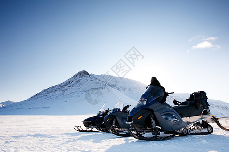 摩托套岛斯瓦尔巴德摩托车场景太阳荒野蓝色环境滑雪旅游雪地摩托背景