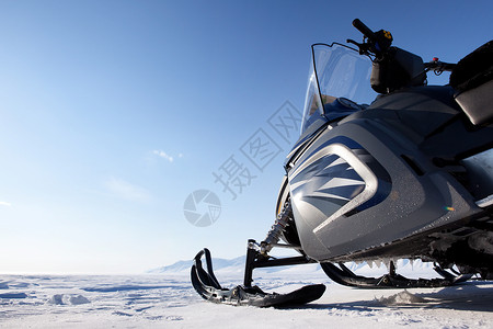 雪地摩托车雪地流动蓝色摩托车旅行旅游车辆风景环境冒险荒野地形背景