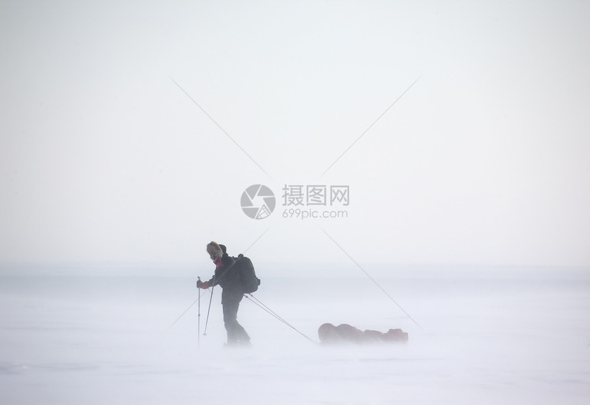 北极探游冰川风暴女士男人远足踪迹运动滑雪探索国家图片