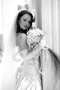 年轻新娘拿着花束思维空白腰部图像长发沉思大理石花朵新婚婚姻背景图片