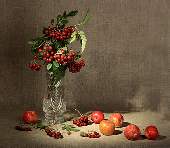 玻璃花瓶和红苹果组装的烟灰莓包花束宏观照片树叶团体农场生活美食静物蔬菜背景图片