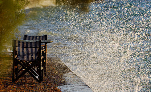 桌子和波浪海滨湿椅子高清图片