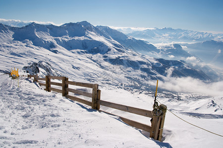 山山脉雪景滑雪板天空旅行日光蓝色高山越野踪迹运动高清图片