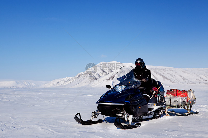 雪机动探雪活动游客摩托车地形指导旅行风景冒险车辆海洋蓝色图片
