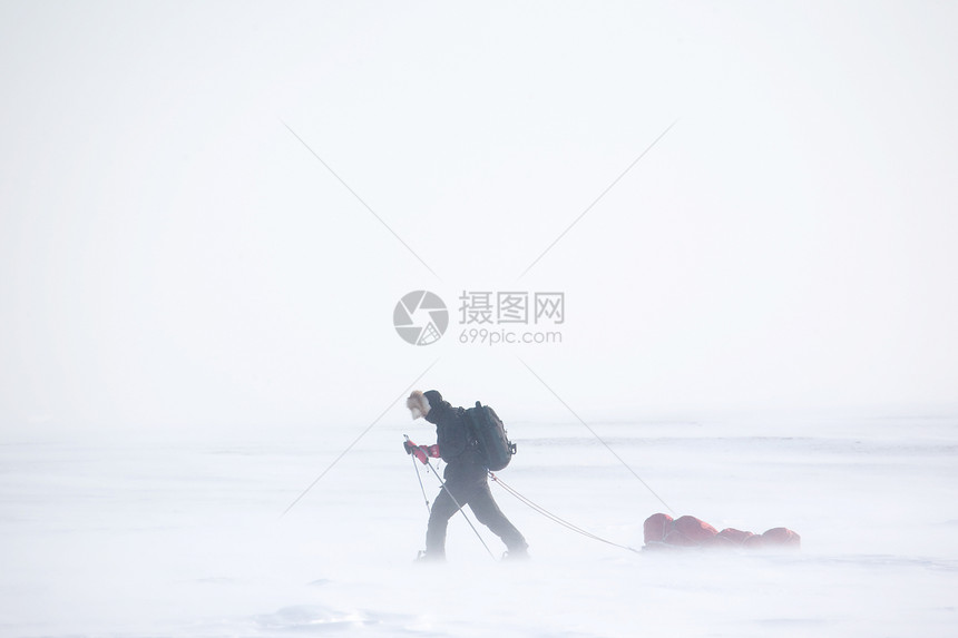 冬季旅游男人运输远足生存女性旅行游览女士风暴荒野图片