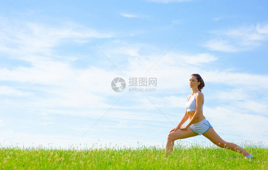 女运动员女士蓝色天空成人公园娱乐福利火车活动慢跑者图片
