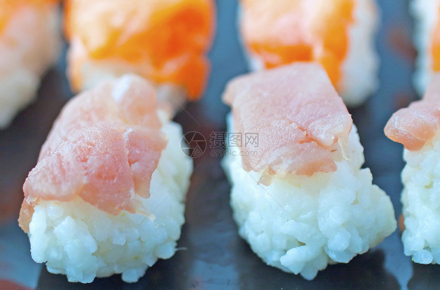 寿司服务鱼片小吃海藻食物午餐异国胡椒酒吧情调图片