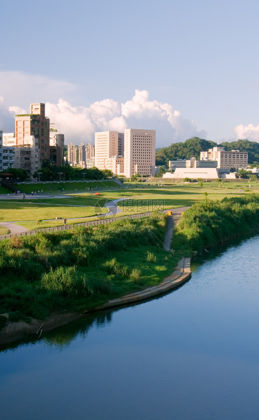 河流附近房屋的城市景观公园市中心旅行住房住宅公寓建筑建筑学天空房子图片