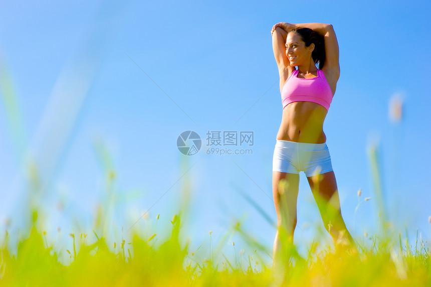 运动女运动员的锻炼晴天慢跑者女士火车赛跑者福利女性微笑娱乐天空图片